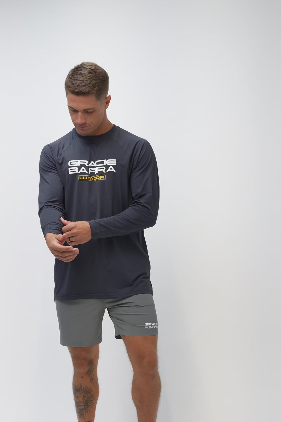 Lutador Mens Active Longsleeve Tee in navy, video of model turning to show the front Gracie Barra Lutador graphic, side fit, and Jiu-Jitsu back logo.
